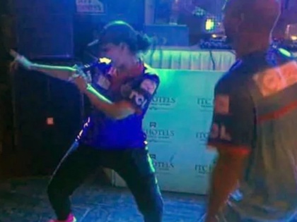 IPL 2019: Shikhar Dhawan's wife dance with Delhi capital's team, video viral | IPL 2019 : दिल्लीच्या संघाबरोबर धवनच्या बायकोने धरला ठेका, व्हिडीओ वायरल