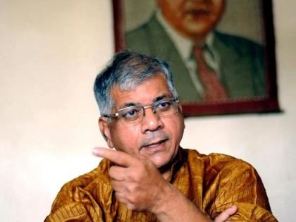 shiv sena should be strengthened by allies said prakash ambedkar | शिवसेनेला मित्र पक्षांनी ताकद दिली पाहिजे: प्रकाश आंबेडकर