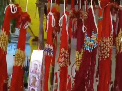 Market decorated with rakhis; 20 to 25 percent increase in the price of rakhis compared to last year | राख्यांनी सजली बाजारपेठ; गेल्या वर्षीच्या तुलनेत राख्यांच्या किमतीत २० ते २५ टक्के वाढ