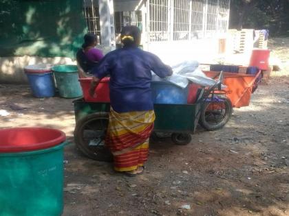 You tell me, how do we live ?; Time of starvation on waste pickers | तुम्हीच सांगा, आम्ही जगायचं तरी कसं?; कचरावेचक महिलांवर उपासमारीची वेळ