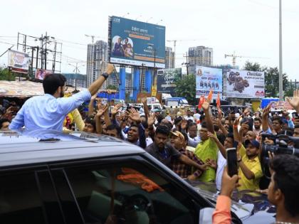 Shiv Sena leader Aditya Thackeray went to Thane today and interacted with Shiv Sainiks | आदित्य ठाकरेंनी थेट एकनाथ शिंदेंच्या घरासमोर गाडी थांबवली, अन्...; केदार दिघेही होते उपस्थित