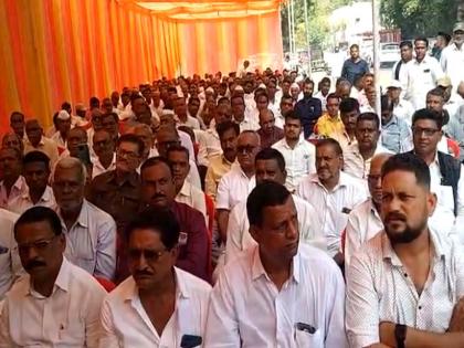 Ration shopkeepers unite against technical difficulties with pending demands; Vigorous dharna movement on Jailroad | प्रलंबित मागण्यांसह तांत्रिक अडचणींविरोधात रेशन दुकानदार एकवटले; जेलरोडवर जोरदार धरणे आंदोलन