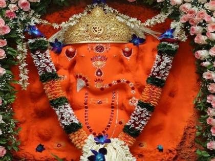 Shri Swabhu Ganesha Devasthan at Wazira Naka give to 51 lakh for cm fund | वझीरा नाका येथील श्री स्वयंभू गणेश देवस्थानने मंत्री सहाय्यनिधीला दिले ५१ लाख रुपये