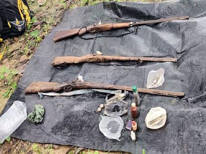 Weapons of Naxals found in gyarapatti forest, police system on alert mode | जंगलात आढळले नक्षल्यांचे शस्त्रसाहित्य, पोलिस यंत्रणा अलर्ट मोडवर