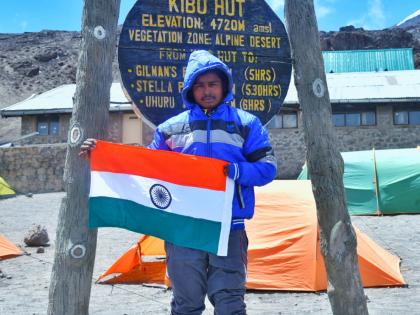 Handicaped Dhiraj of Akola climbed up Kilimanjaro peack | अकोला जिल्ह्याच्या दिव्यांग धीरजने सर केले किलीमंजारो हिमशिखर