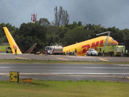 Watch: DHL's Boeing plane crash lands in Costa Rica, splits in two parts | VIDEO: इमरजन्सी लॅंडिंग करताना विमानाचा अपघात, बघा दोन तुकडे होतानाचा व्हिडीओ