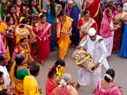 The television drummer was silenced by the corona | दूरदर्शन गाजवलेला ढोलकीवादक करतोय रंगरंगोटीची कामे; कोरोनामुळे उपासमारीची वेळ