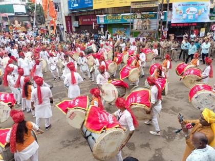 50 dhols and 10 tasha in one group in Ganesh Mandal procession in Pune Terms and Conditions for New Boards | Pune Ganeshotsav: पुण्यात गणेश मंडळाच्या मिरवणुकीत एका पथकात ५० ढोल अन् १० ताशा; नवीन मंडळांसाठी 'या' अटी - शर्ती