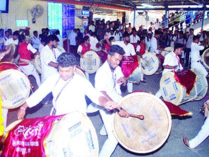 Badlapur Dhol Squad Jugat; Rule in the presence of railway officials | बदलापुरात ढोल पथकाचा गोंगाट; रेल्वे अधिकाऱ्यांच्या उपस्थितीत नियमांची पायमल्ली