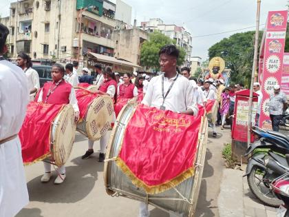 The sound of drums in the procession of the Mandal in Pimpri village | Pimpri Chinchwad: पिंपरी गावातील मंडळाच्या मिरवणुकीत ढोल पथकांचा दणदणाट 