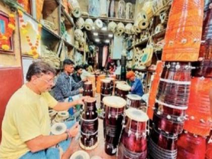 in mumbai ganesh festival 2024 ganpati aarti is accompanied by taal mridanga and dholika crowd in lalbagh for shopping repair of old instruments too | गणरायाच्या आरतीला टाळ, मृदंग, ढोलकीची साथ; खरेदीसाठी लालबागमध्ये गर्दी, जुन्या वाद्यांचीही दुरुस्ती