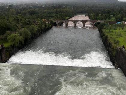 Discharge of water from major dam in Satara district has started | धरणं नाही भरलं, तरीही सिंचनासाठी पाणी सोडलं; सातारा जिल्ह्यातील प्रमुख धरणातून विसर्ग सुरू