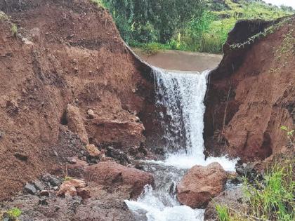 Dhom Balakwadi canal collapse, lakhs of liters of water wasted  | Satara: धोम-बलकवडी कालव्याला भगदाड!, लाखो लिटर पाणी वाया 