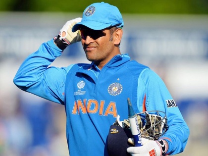 Fan give offer to MS Dhoni; request to play next series, his poster truly echoes the sentiments of all fans  | 'कॅप्टन कूल' धोनीला चाहत्याची धमाल 'ऑफर', 'माही' देणार का खूशखबर?