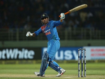 India vs Australia: MS Dhoni is hurting with Poor coordination | India vs Australia : 'कूssल' धोनीचा 'गरबा'; सर्वोत्तम फिनिशरला ताळमेळ जमेना!