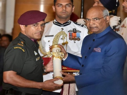 Dhoni receives the Padma Bhushan award in Army uniform, but why | लष्कराच्या वर्दीमध्ये धोनीने का स्वीकारला पद्मभूषण पुरस्कार, जाणून घ्या