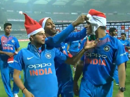 VIDEO: Team India's Christmas Party after Dhoni's victory, Dhoni becomes Santa | VIDEO : मुंबईतील विजयानंतर टीम इंडियाचे ख्रिसमस सेलिब्रेशन, धोनी झाला सांता