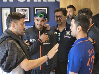 Tips from former captain ms Dhoni to Team India players at england | धोनीने दिल्या टिप्स, एजबस्टन येथे टीम इंडियाशी संवाद