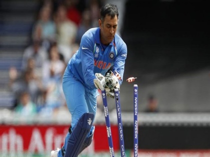 Mahendra Singh Dhoni created 'this' record in the match against England | इंग्लंडविरुद्धच्या लढतीत महेंद्रसिंग धोनीने रचला ' हा ' विक्रम