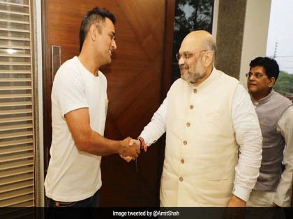 'BJP's hand in excluding MS Dhoni from BCCI Central contract'; Know who is saying and why? | 'धोनीला करारातून वगळण्यात भाजपाचा हात'; जाणून घ्या कोण म्हणतंय आणि का?