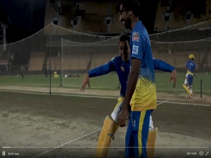 IPL 2019: Catch Me If You Fan, It is impossible to catch MS Dhoni, see the video | IPL 2019 : धोनी को पकडना मुमकिन ही नही नामुमकिन है, पाहा व्हिडीओ