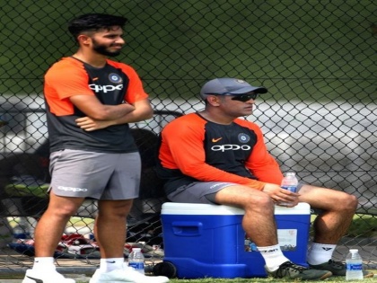 Asia Cup 2018: MS Dhoni supervises Indian players during net session in Ravi Shastri's absence | Asia Cup 2018: रवी शास्त्री यांच्या अनुपस्थितीत महेंद्रसिंग धोनी बजावतोय प्रशिक्षकाची भूमिका