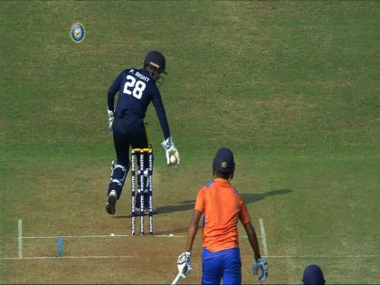 Video : Two Madhya Pradesh batsmen are in the middle of the pitch but they still survive a run-out | Video : दोन्ही फलंदाज खेळपट्टीच्या मधोमध, तरीही यष्टिरक्षकाला Run Out करणं जमलं नाही