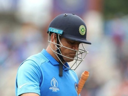 ICC World Cup 2019 : The video of MS Dhoni crying on being run-out has got entire India weeping | Video : महेंद्रसिंग धोनीच्या 'त्या' अश्रूंनी तमाम क्रिकेट चाहत्यांच्या डोळ्यात आणलं पाणी