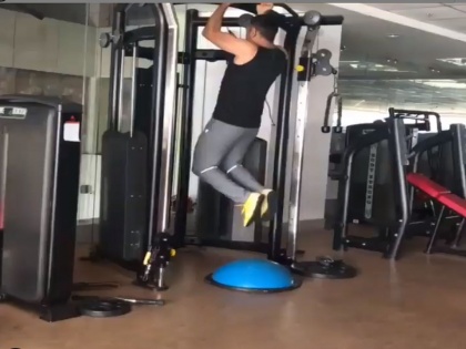 Video: Mahendra Singh Dhoni sweating in the gym for a comeback in team India | Video : टीम इंडियात पुनरागमनासाठी महेंद्रसिंग धोनी घेतोय मेहनत, जिममध्ये गाळतोय घाम