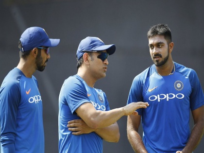 India vs Australia: MS Dhoni suffers injury scare ahead of India-Australia 1st ODI at Hyderabad | India vs Australia : महेंद्रसिंग धोनीला दुखापत, पहिल्या सामन्यातील समावेशाबाबत संदिग्धता