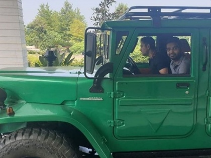 WATCH: MS Dhoni takes new SUV Jonga for a spin after meeting Indian team in Ranchi | महेंद्रसिंग धोनीच्या ताफ्यात नवी गाडी; भारतीय सैन्याची होती शान 