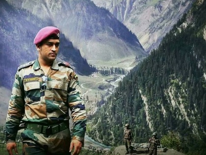 MS Dhoni to start guard duty in Kashmir as honorary lieutenant colonel | महेंद्रसिंग धोनीच्या 'मिशन काश्मीर'ला आजपासून सुरुवात; 19 किलो वजन घेऊन देणार पहारा
