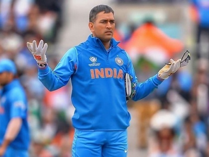India vs Australia : Mohali crowd chants “Dhoni, Dhoni” after Rishabh Pant's sloppy glovework | India vs Australia : संघात नसतानाही मैदानावर 'धोनी... धोनी...'चा गजर होतो तेव्हा...