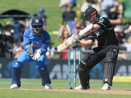 India vs New Zealand 1st ODI: MS Dhoni's advice came in handy, Kuldeep Yadav wrap Kiwis innings | India vs New Zealand 1st ODI : धोनीचा सल्ला कामी आला, किवींचा डाव झटपट गुंडाळला