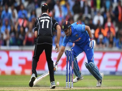 ICC World Cup 2019 FACT CHECK: No, MS Dhoni wasn't run-out on a no-ball in World Cup semifinal - know what actually happened | ICC World Cup 2019 : धोनी बाद होणं, ही खरंच अंपायरची चूक होती का? Fact Check
