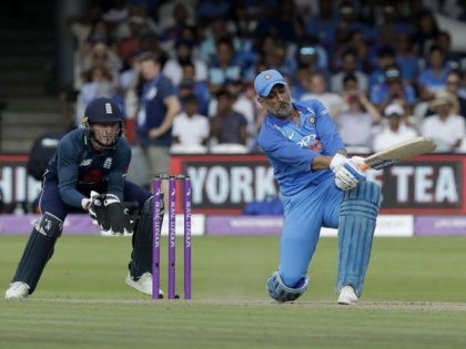 India vs England: You will be stunned by Dhoni's records | India vs England : धोनीने सर केला विक्रमांचा शिखर, दी वॉल द्रविडलाही मागे टाकले