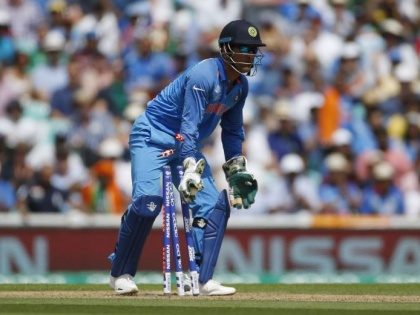 India vs Australia: MS Dhoni looks to beat Mark Boucher to another World Record as wicket-keeper | India vs Australia : 'कॅप्टन कूल' धोनी कांगारूंचं कंबरडं मोडणार, यष्टिरक्षक म्हणून विश्वविक्रम नोंदवणार
