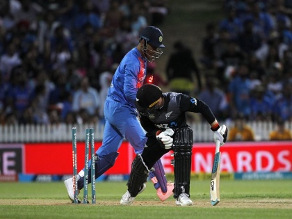 India vs New Zealand 3rd T20: MS Dhoni with a lightning fast stumping (0.099 seconds) again. Seifert caught on the line | India vs New Zealand 3rd T20 : यष्टीमागे धोनी आहे भाऊ, नको पुढे जाऊ! वाऱ्यापेक्षाही जलद स्टम्पिंग