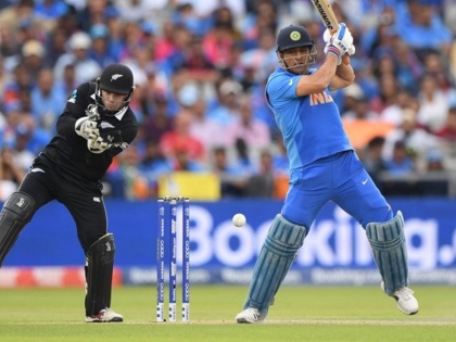 ICC World Cup 2019 : Sanjay Bangar says MS Dhoni batting at no.7 in semi-final against Kiwis was a team decision | ICC World Cup 2019 : धोनीला 7व्या क्रमांकावर पाठवण्याचा निर्णय माझा एकट्याचा नव्हता, बांगर 