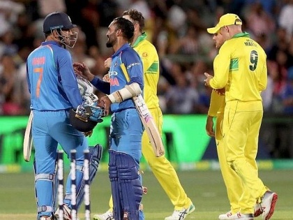 WATCH: Did Dinesh Karthik remind MS Dhoni to raise his bat after reaching fifty in India vs Australia 2nd ODI? | India vs Australia : दिनेश कार्तिकने आठवण करून देताच महेंद्रसिंग धोनीने बॅट उंचावली