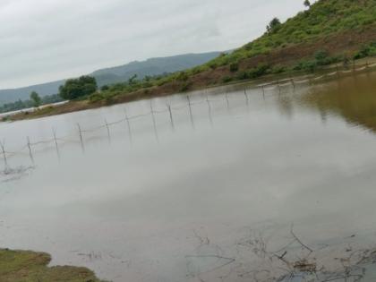 The young man who went for a bath was swept away in the flood | आंघोळीसाठी गेलेला युवक पुरात वाहून गेला