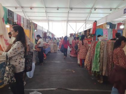 As it is the last day of Lokotsava, customers rush to shop | लोकोत्सवाचा शेवटचा दिवस असल्याने ग्राहकांची खरेदीसाठी लगबग; सुट्टीचा दिवस असल्यानेही लोकांची गर्दी 