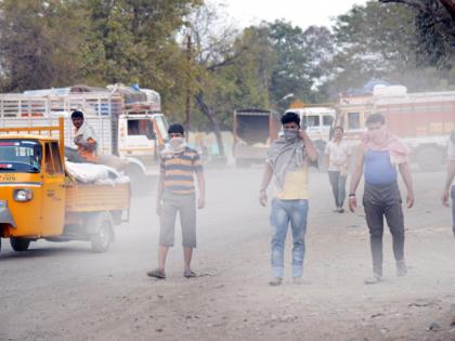 Bumpy breath of the market yard of dust and blooms in Solapur | धूळ अन् फुफाट्यानं सोलापुरातील मार्केट यार्डाचा गुदमरतोय श्वास 