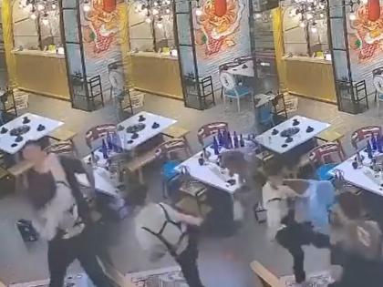 waitress fight with customers who misbehaved with her video goes viral on internet | Viral Video: महिला वेटरने छेड काढणणाऱ्या तरुणांची केली यथेच्छ धुलाई, पुन्हा अशी हिम्मत करणार नाहीत