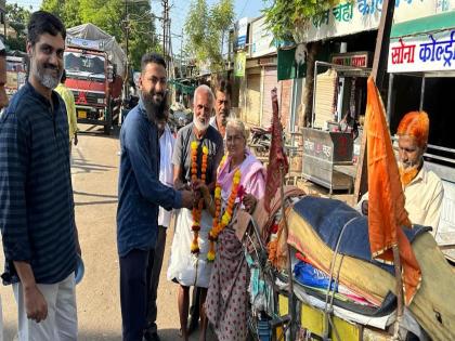 A doctor couple visits a pilgrimage site on foot to fulfill their mother s vow | आईने केलेला नवस फेडण्यासाठी डॉक्टर दाम्पत्याची तीर्थस्थळी पायी भ्रमंती