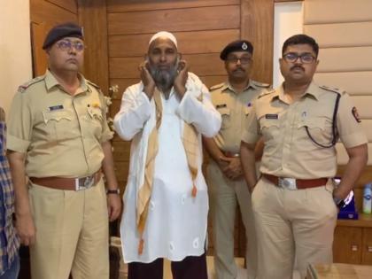 coronavirus dhule police caught man who drives bike in curfew and shoots video kkg | VIDEO: संचारबंदीत बाईकवर फिरला, वाट्टेल ते बडबडला; पोलिसांनी शोधला, जबरदस्त इंगा दाखवला! coronavirus dhule police caught man who drives bike in curfew and shoots video kkg | VIDEO: संचारबंदीत बाईकवर फिरला, वाट्टेल ते बडबडला; पोलिसांनी शोधला, जबरदस्त इंगा दाखवला!