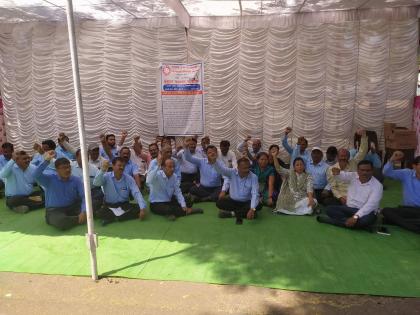 tehsildar on strike revenue work stopped around 50 employees of dhule district participated | तहसीलदार संपावर, महसूलचे काम ठप्प, धुळे जिल्ह्यातील सुमारे ५० कर्मचारी सहभागी