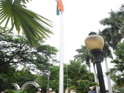 Flag hoisting at the premises of Divisional Commissioner's Office by Governor Bhagat Singh Koshyari in Pune | पुण्यात राज्यपाल भगतसिंह कोश्यारी यांच्या हस्ते विभागीय आयुक्त कार्यालयाच्या प्रांगणात ध्वजारोहण