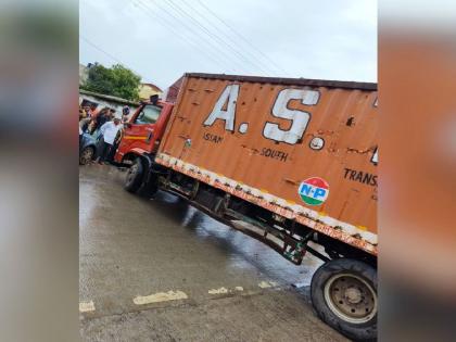 Container transporting animals escaped from Murtizapur, caught by Daryapur police, 35 animals rescued | गोवंशाचा कंटेनर मुर्तिजापूरहून निसटला, दर्यापूर पोलिसांनी पकडला; ३५ जनावरांची सुटका