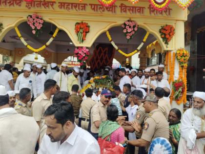ashadhi wari welcomed with enthusiasm at Yamai Shivri; The ceremony of the supernatural gift of the goddess's shoes and Yamai Devi is completed | यमाई शिवरी येथे पालखीचे उत्साहात स्वागत;माऊलींच्या पादुका व यमाई देवीचा अलौकिक भेट सोहळा संपन्न ashadhi wari welcomed with enthusiasm at Yamai Shivri; The ceremony of the supernatural gift of the goddess's shoes and Yamai Devi is completed | यमाई शिवरी येथे पालखीचे उत्साहात स्वागत;माऊलींच्या पादुका व यमाई देवीचा अलौकिक भेट सोहळा संपन्न